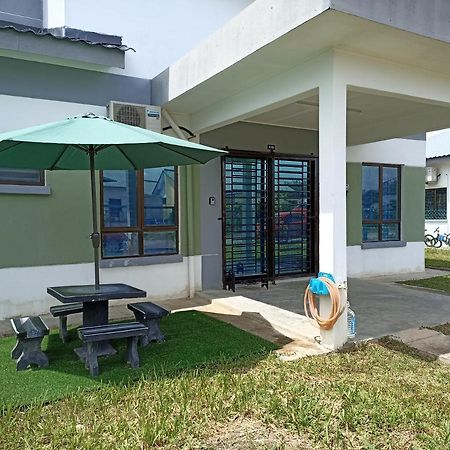 Aisya Homestay Bajet Karak Setia Exteriör bild