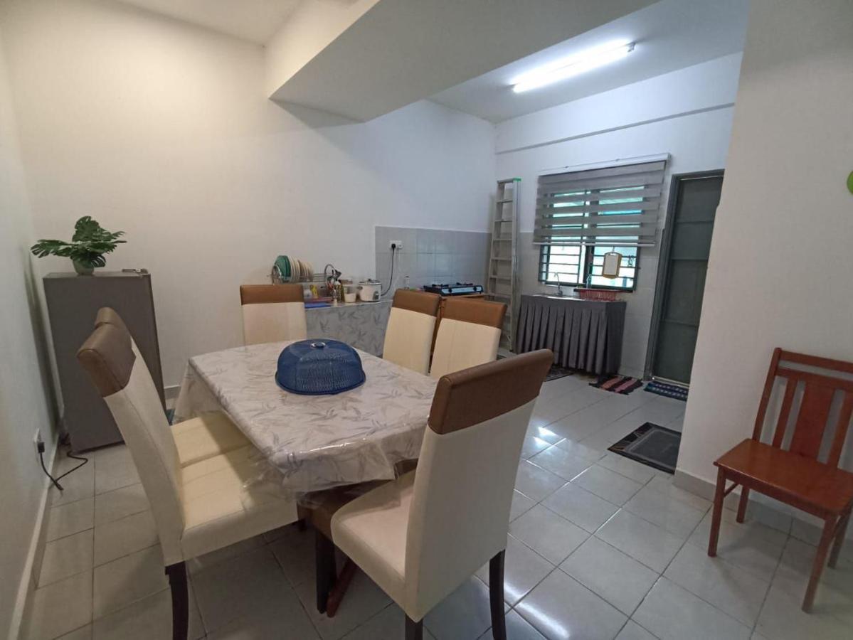 Aisya Homestay Bajet Karak Setia Exteriör bild